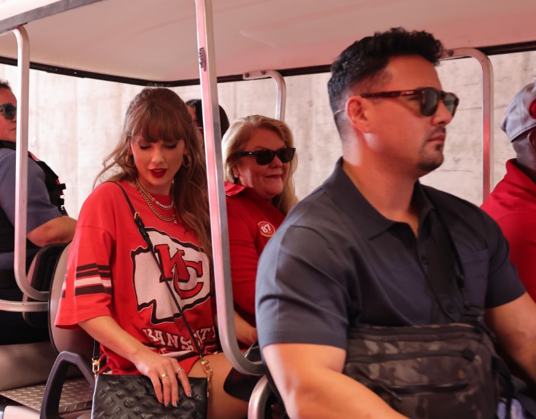 Taylor Swift Attends Travis Kelce’s Cincinnati Bengals Game with Family, Highlighting Their Growing Bond